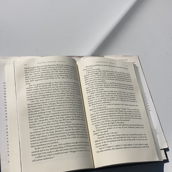 “Living history Hillary Rodham Clinton” hardback - Picture 7 of 14